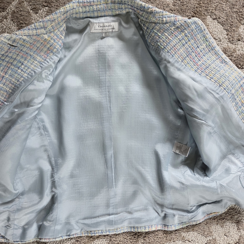 Vintage Chic Tweed Skirt Suit with Cream Top - Picture 9 of 10